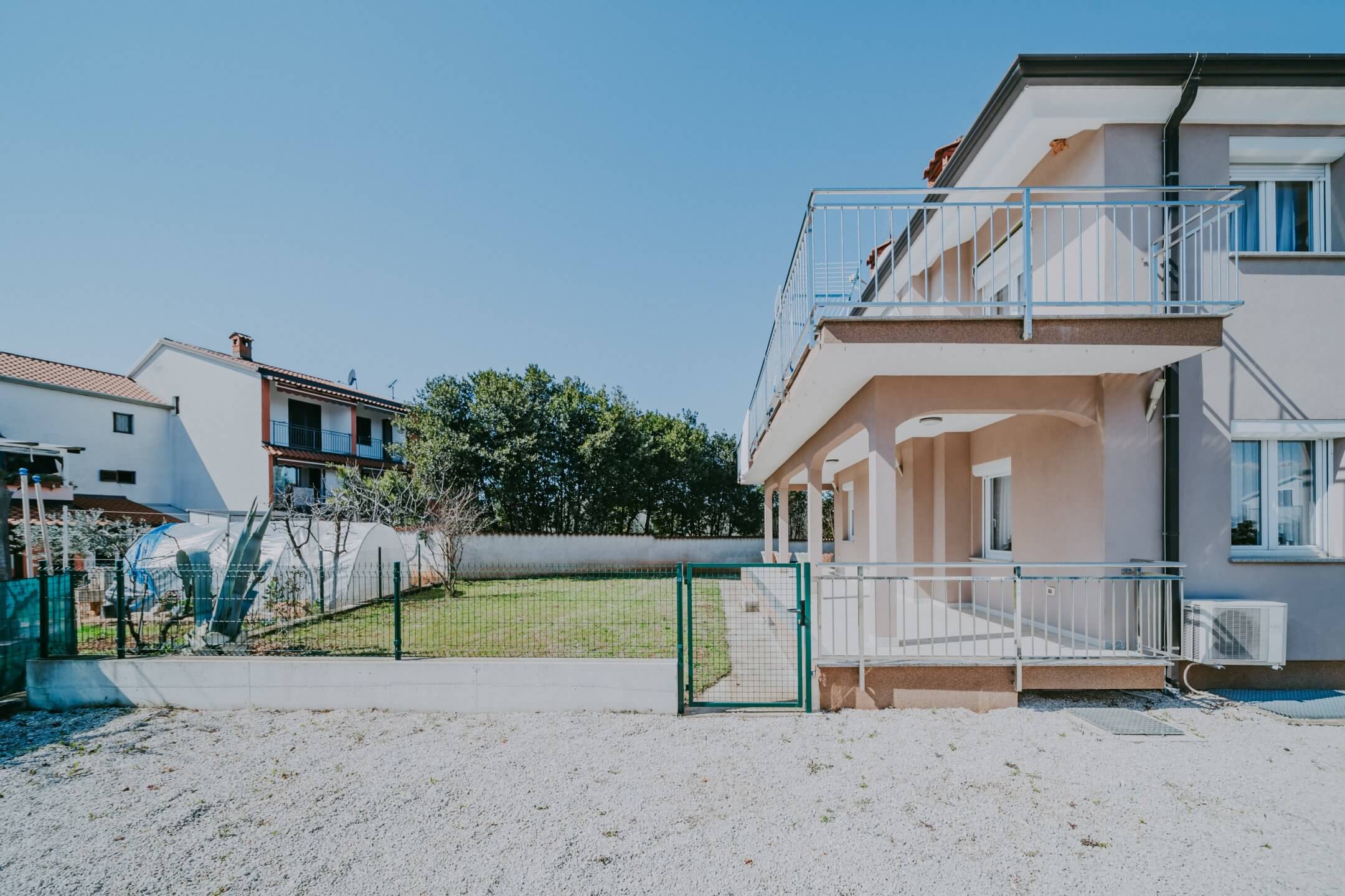 Umag | Maus | Geräumige Wohnung im Erdgeschoss mit Garten und großem Abstellraum