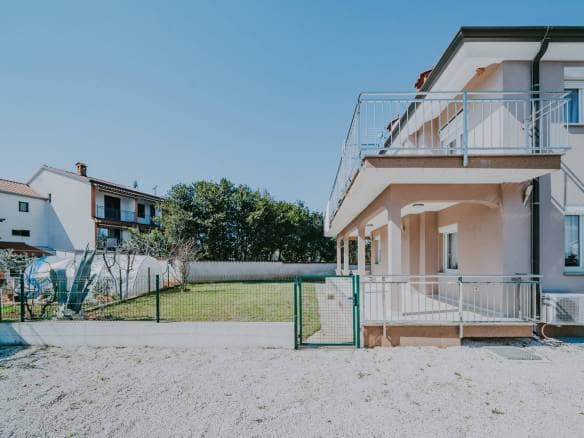 Umag | Maus | Geräumige Wohnung im Erdgeschoss mit Garten und großem Abstellraum