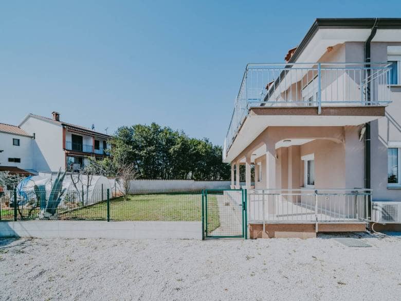 Umag | Maus | Geräumige Wohnung im Erdgeschoss mit Garten und großem Abstellraum