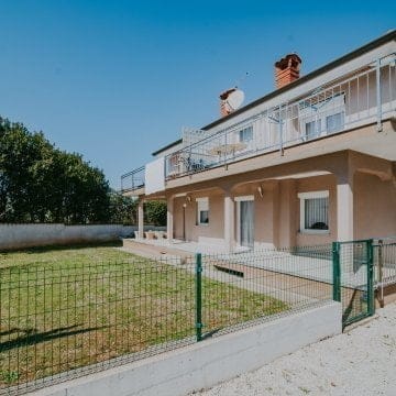 Umago | Murino | Spazioso appartamento al piano terra con cortile e ampio ripostiglio