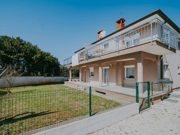 Umag | Murine | Spacious apartment on the ground floor with a yard and a large storage room