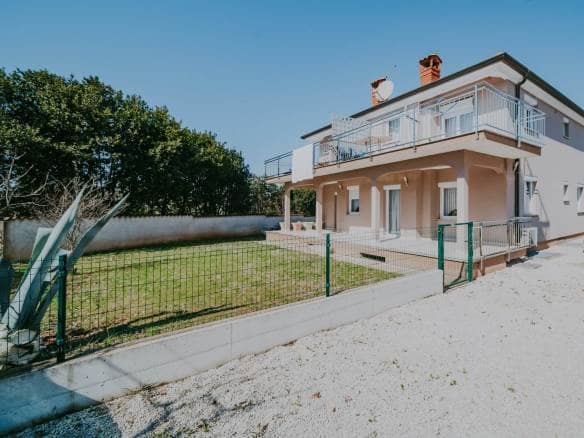 Umag | Maus | Geräumige Wohnung im Erdgeschoss mit Garten und großem Abstellraum