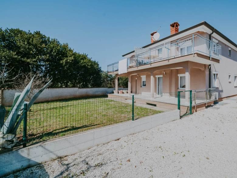 Umag | Maus | Geräumige Wohnung im Erdgeschoss mit Garten und großem Abstellraum