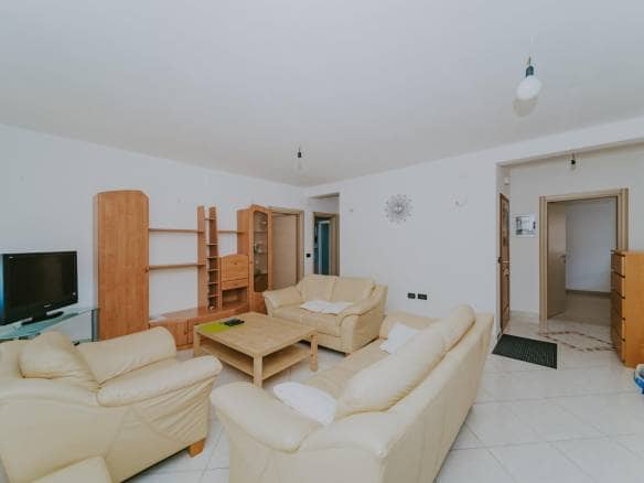 Umag | Maus | Geräumige Wohnung im Erdgeschoss mit Garten und großem Abstellraum