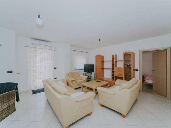 Umag | Maus | Geräumige Wohnung im Erdgeschoss mit Garten und großem Abstellraum