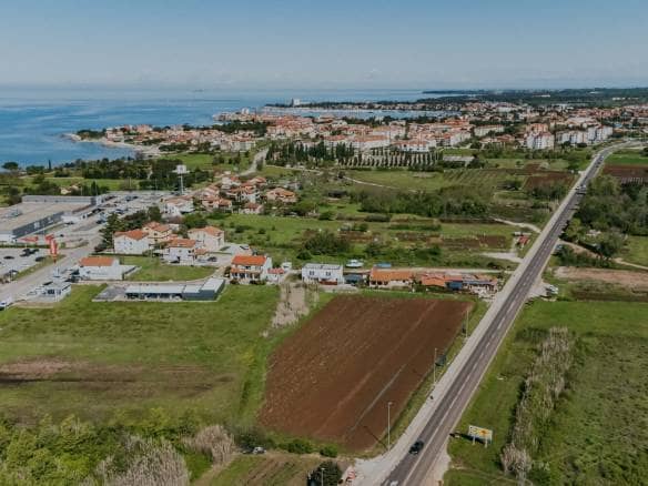 Umag | Geräumiges Grundstück in der Nähe der Stadt für Investitionen
