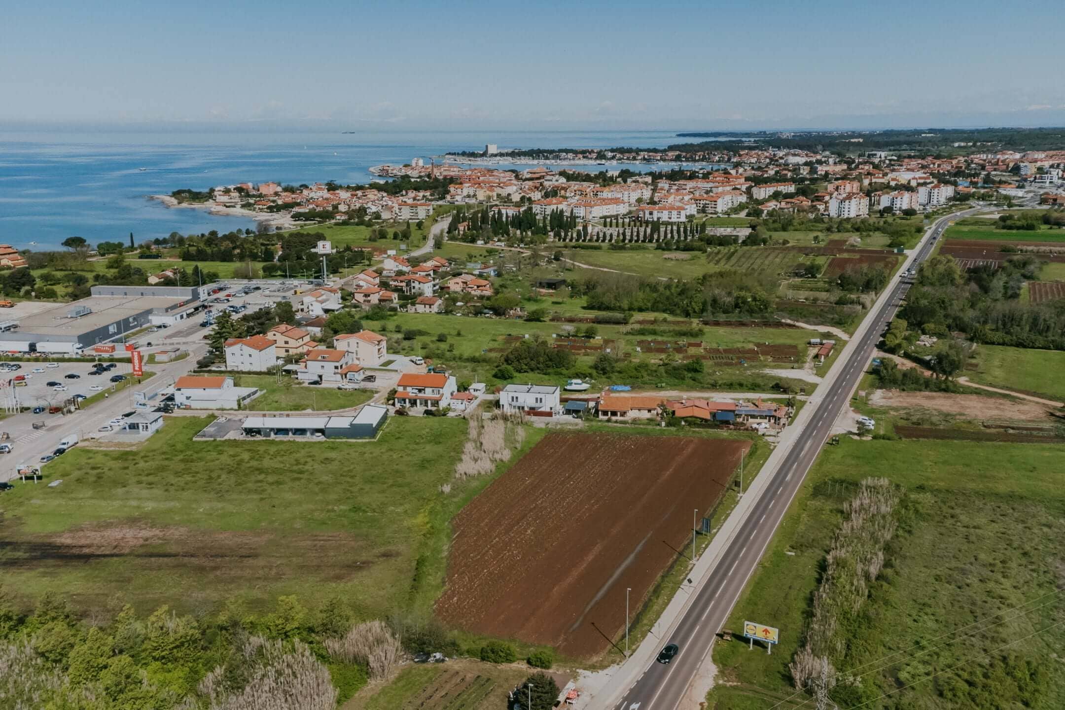 Umago | Ampio terreno vicino alla città per investimento Umago | Ampio terreno vicino alla città per investimento