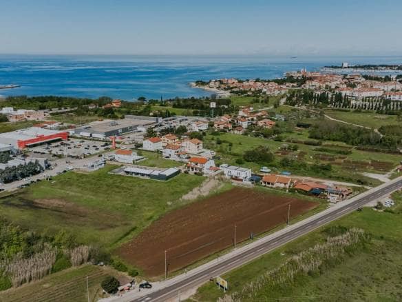 Umago | Ampio terreno vicino alla città per investimento