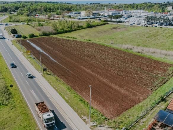 Umago | Ampio terreno vicino alla città per investimento