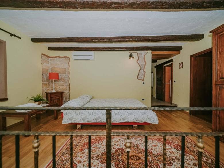 Exklusiv! Umgebung von Kaštel | Ein Komplex aus Steinhäusern mit Swimmingpool und Wohnungen zur Investition