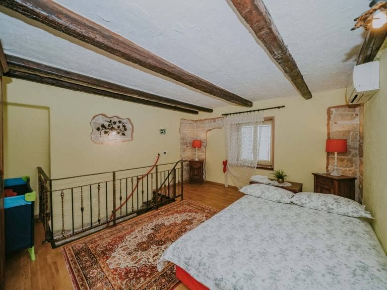 Exklusiv! Umgebung von Kaštel | Ein Komplex aus Steinhäusern mit Swimmingpool und Wohnungen zur Investition