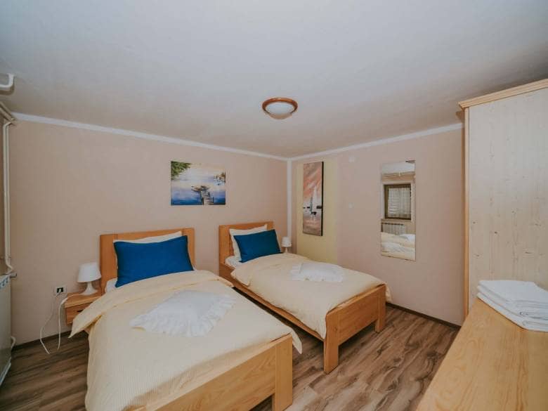 Exklusiv! Umgebung von Kaštel | Ein Komplex aus Steinhäusern mit Swimmingpool und Wohnungen zur Investition