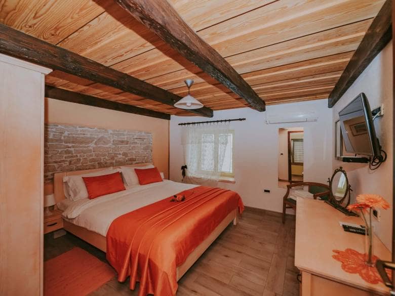 Exklusiv! Umgebung von Kaštel | Ein Komplex aus Steinhäusern mit Swimmingpool und Wohnungen zur Investition