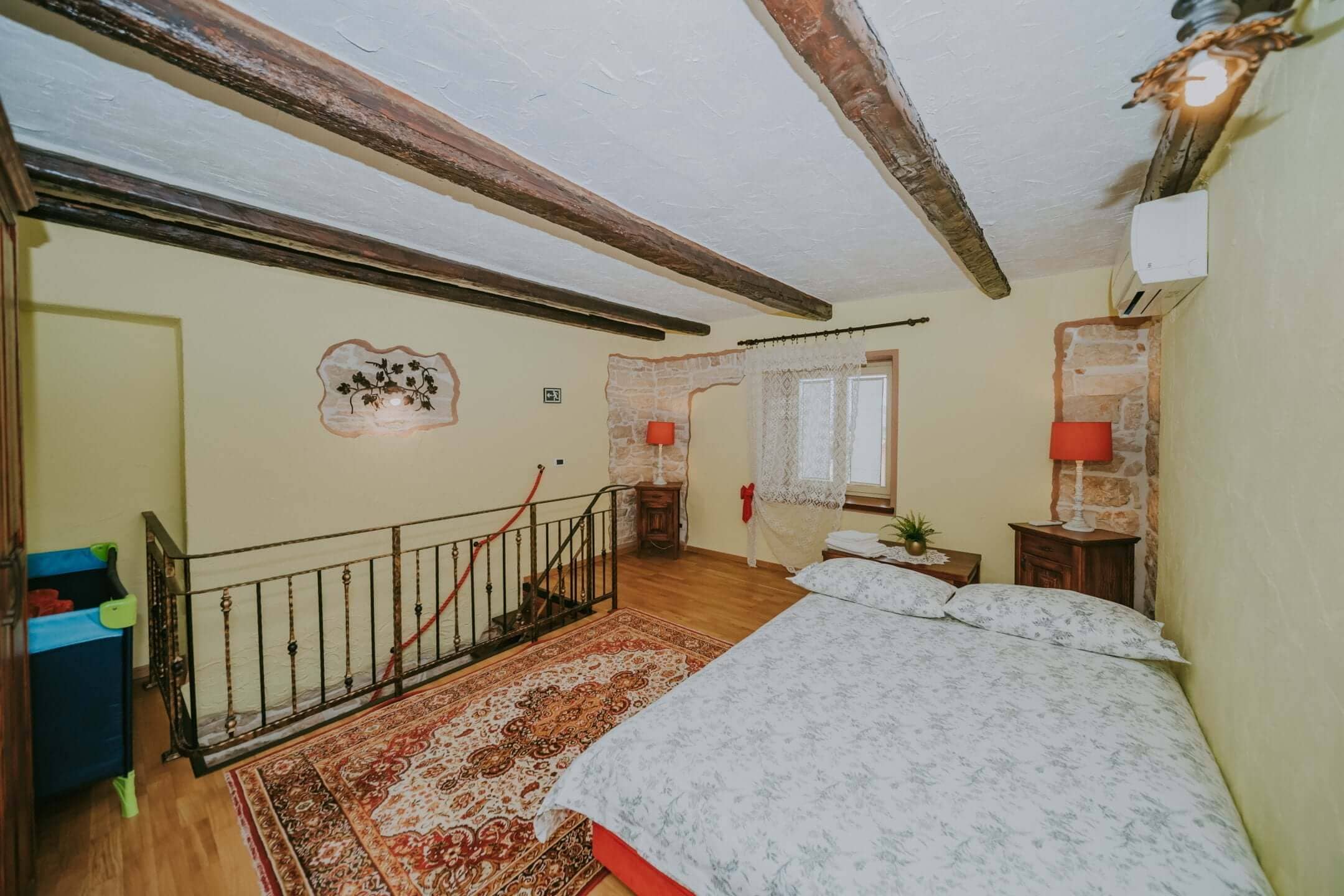 Exklusiv! Umgebung von Kaštel | Ein Komplex aus Steinhäusern mit Swimmingpool und Wohnungen zur Investition