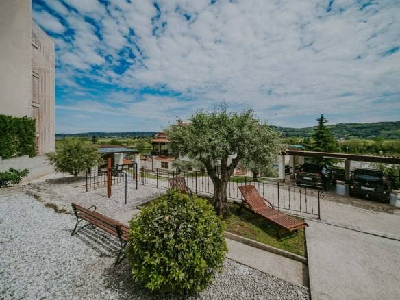 Exklusiv! Umgebung von Kaštel | Ein Komplex aus Steinhäusern mit Swimmingpool und Wohnungen zur Investition