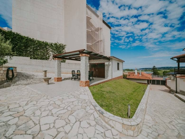 Exklusiv! Umgebung von Kaštel | Ein Komplex aus Steinhäusern mit Swimmingpool und Wohnungen zur Investition