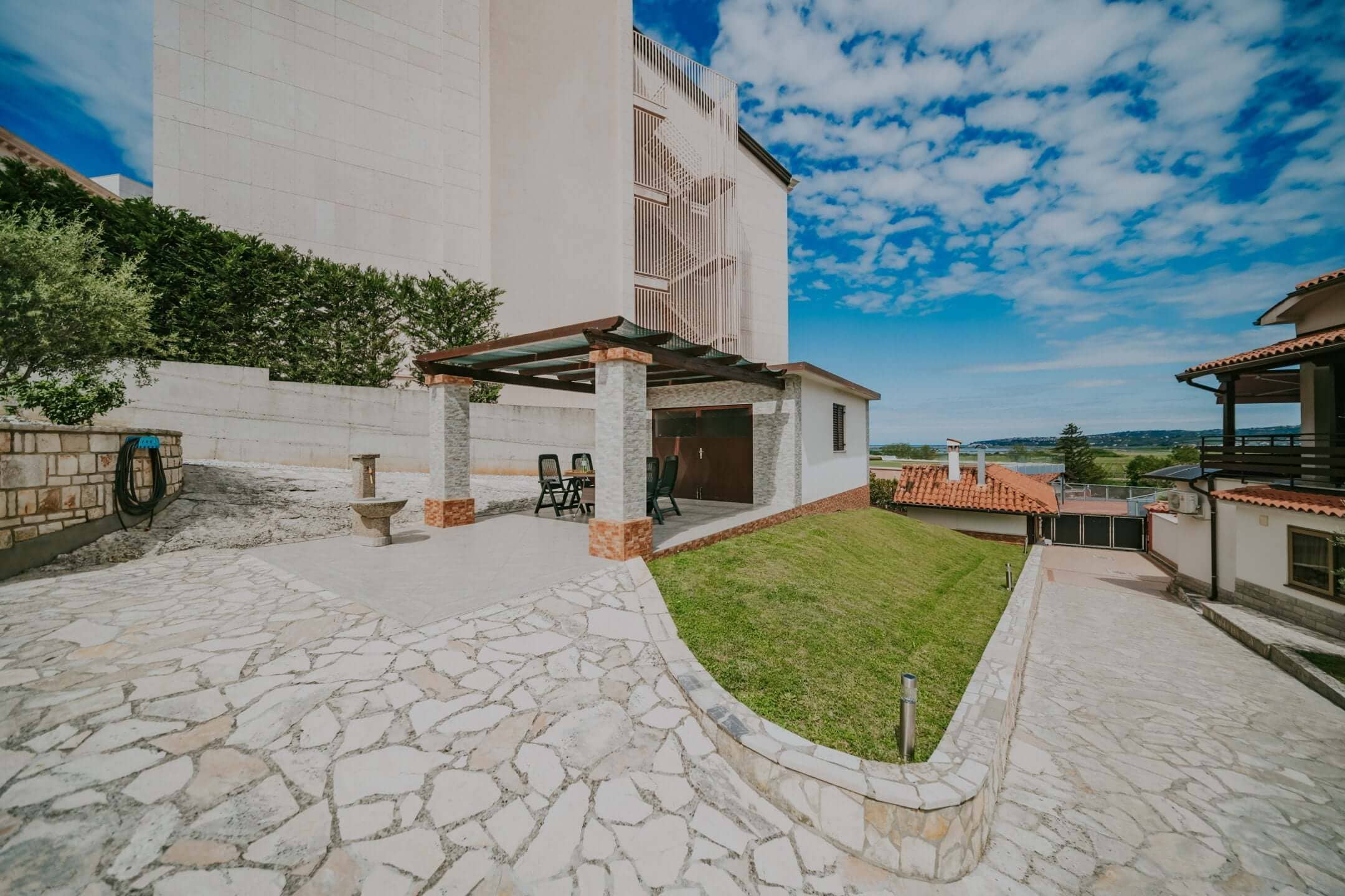Exklusiv! Umgebung von Kaštel | Ein Komplex aus Steinhäusern mit Swimmingpool und Wohnungen zur Investition