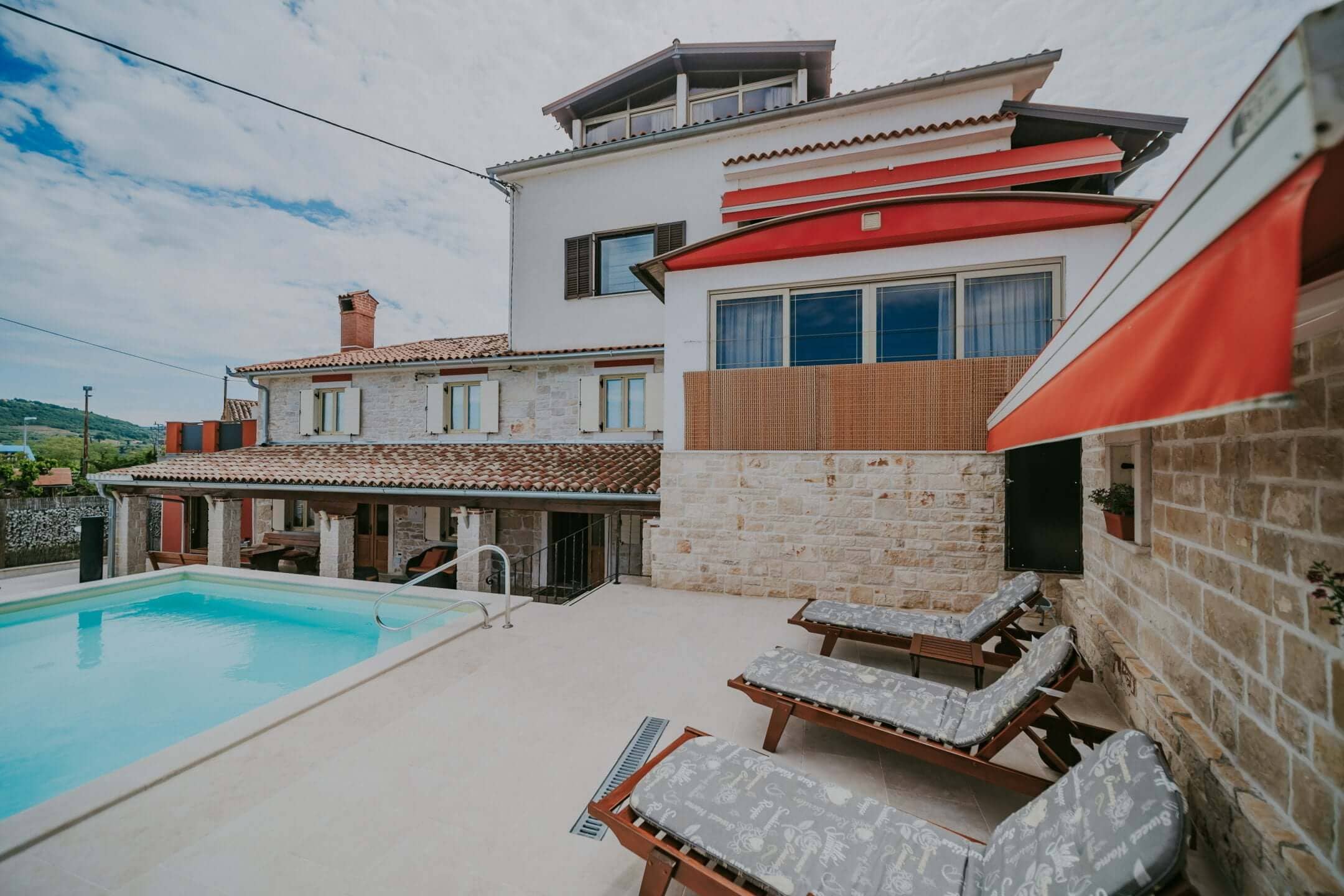 Exklusiv! Umgebung von Kaštel | Ein Komplex aus Steinhäusern mit Swimmingpool und Wohnungen zur Investition Exklusiv! Umgebung von Kaštel | Ein Komplex aus Steinhäusern mit Swimmingpool und Wohnungen zur Investition