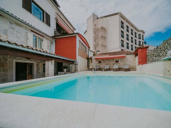 Exklusiv! Umgebung von Kaštel | Ein Komplex aus Steinhäusern mit Swimmingpool und Wohnungen zur Investition