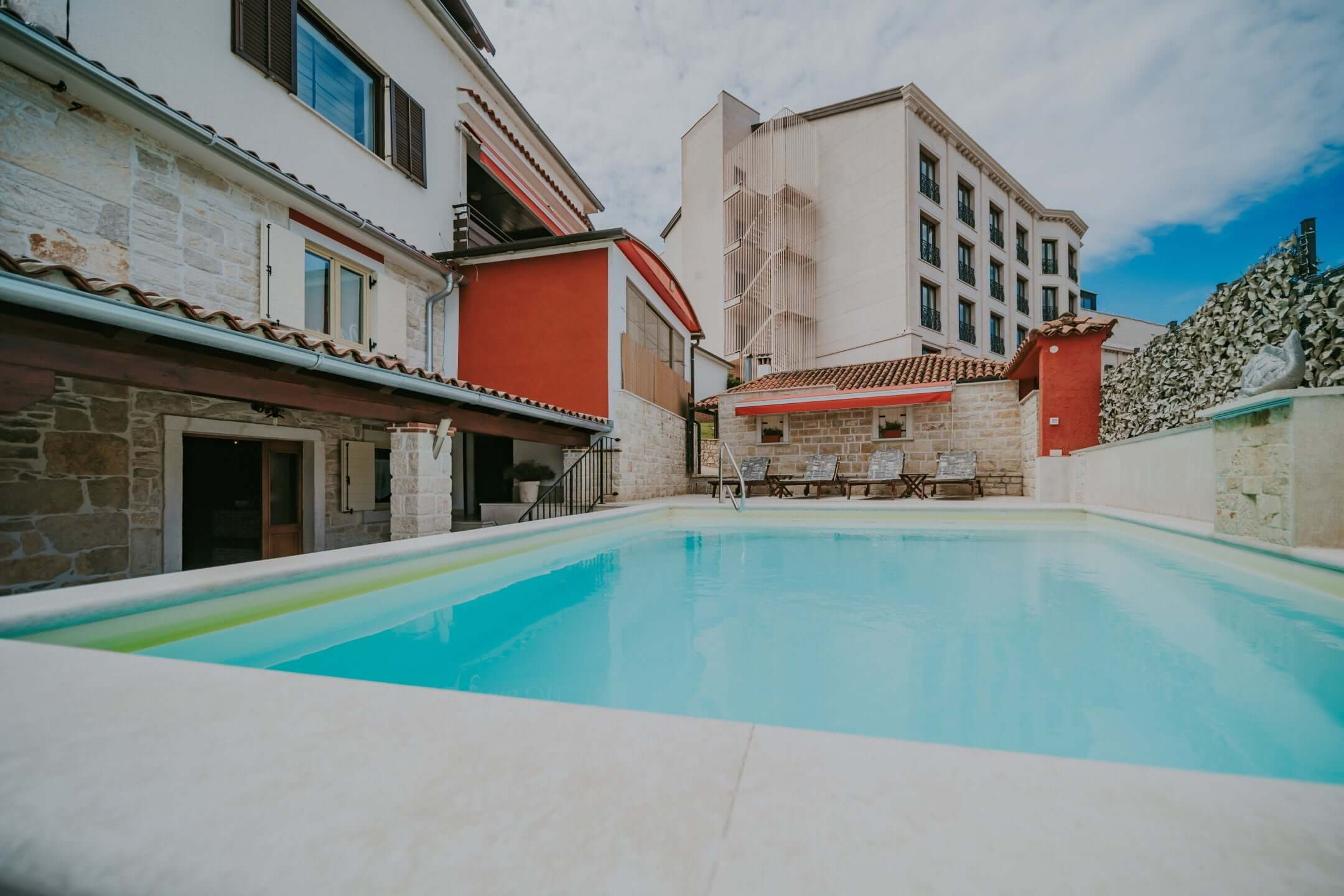 Exklusiv! Umgebung von Kaštel | Ein Komplex aus Steinhäusern mit Swimmingpool und Wohnungen zur Investition