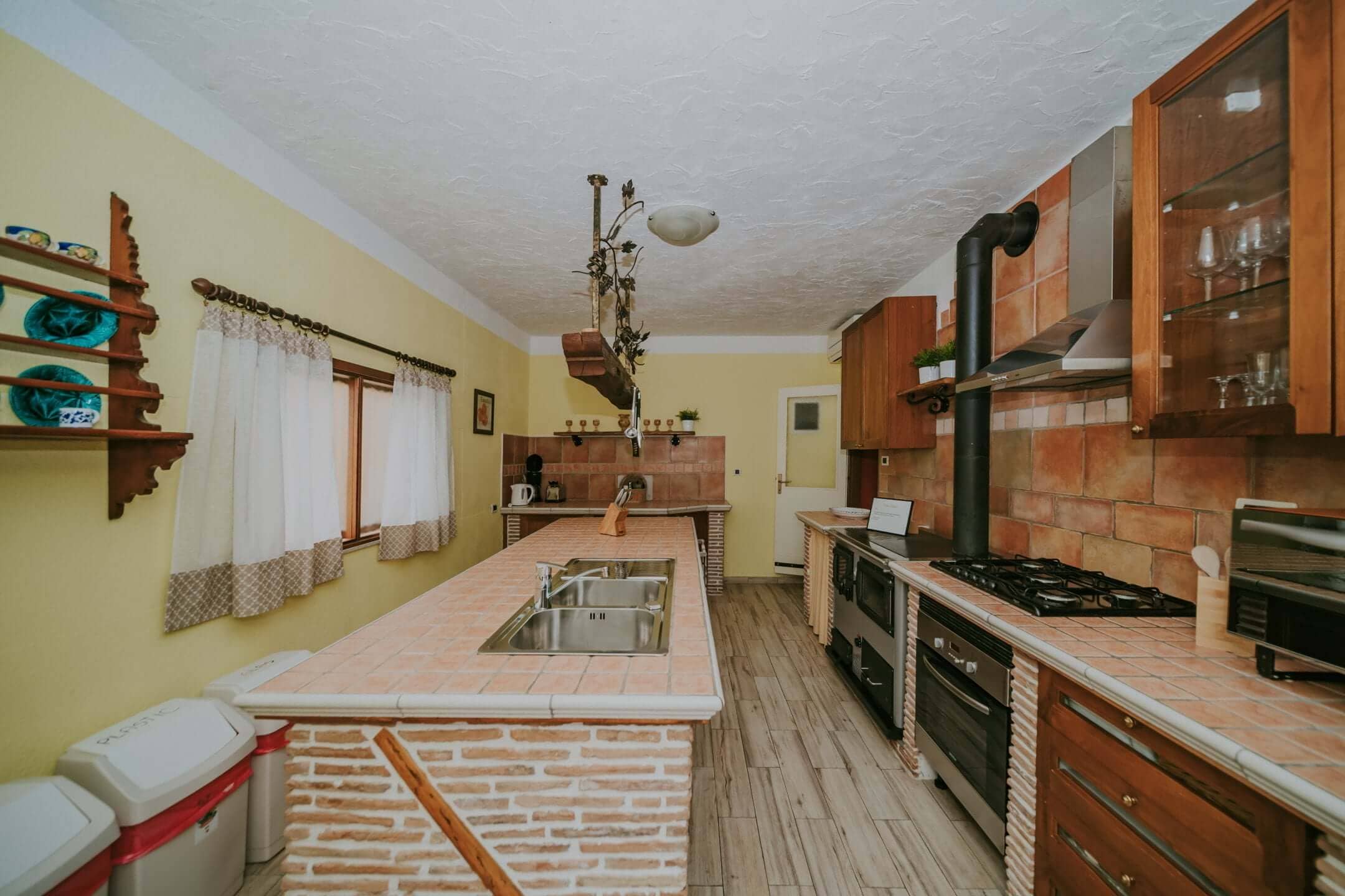 Exklusiv! Umgebung von Kaštel | Ein Komplex aus Steinhäusern mit Swimmingpool und Wohnungen zur Investition