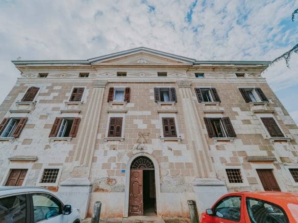 Эксклюзивные окрестности Умага | Двухэтажная квартира в исторической резиденции с открытым видом на море