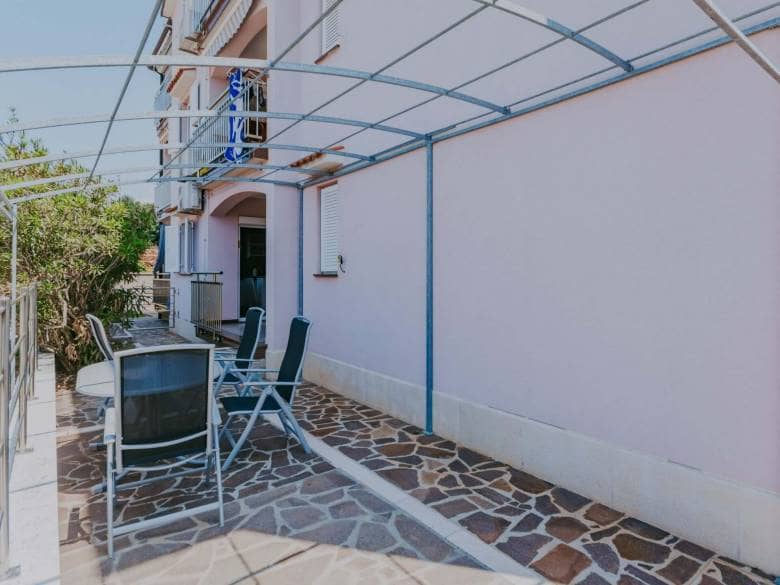 Karigador | Apartment on the ground floor with a garden 200 meters from the sea