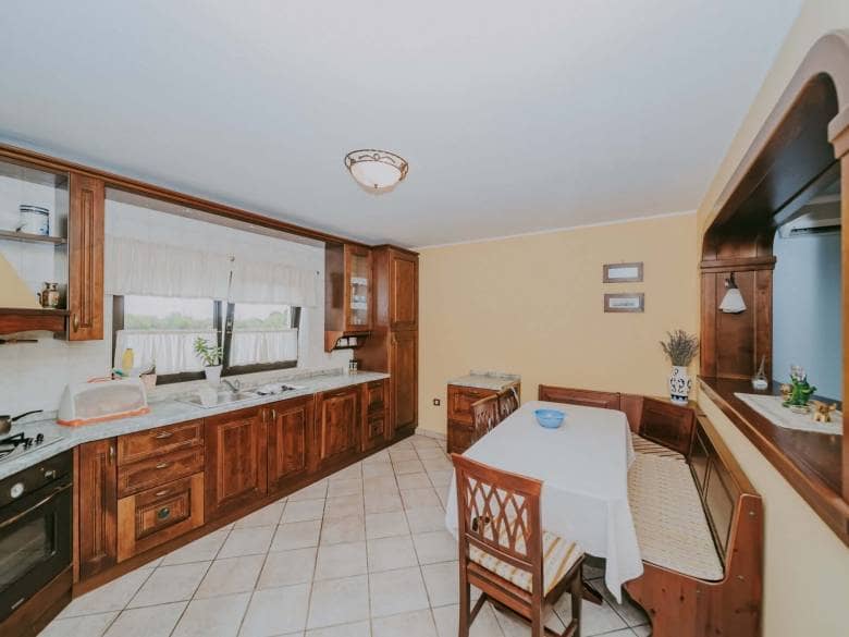 Umgebung von Umag | Ein Komplex mit einem Geschäftshaus und einem Mehrfamilienhaus