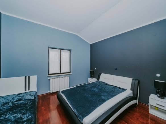 Umgebung von Umag | Ein Komplex mit einem Geschäftshaus und einem Mehrfamilienhaus