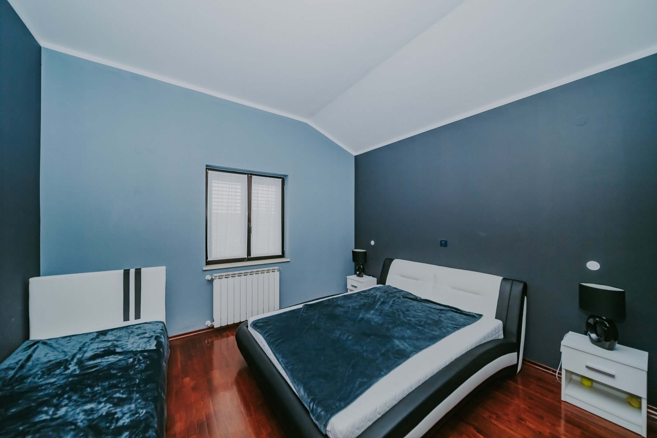 Umgebung von Umag | Ein Komplex mit einem Geschäftshaus und einem Mehrfamilienhaus