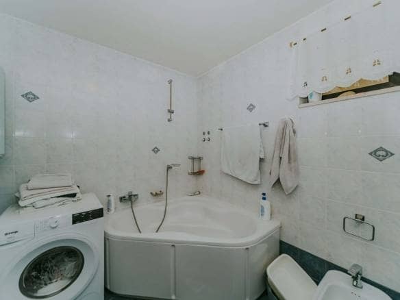 Umgebung von Umag | Ein Komplex mit einem Geschäftshaus und einem Mehrfamilienhaus