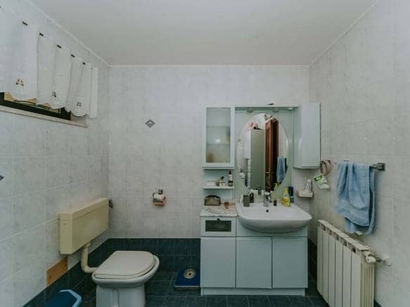 Umgebung von Umag | Ein Komplex mit einem Geschäftshaus und einem Mehrfamilienhaus