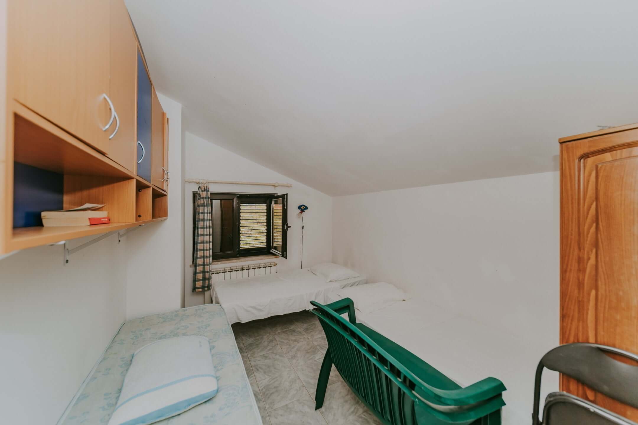 Umgebung von Umag | Ein Komplex mit einem Geschäftshaus und einem Mehrfamilienhaus