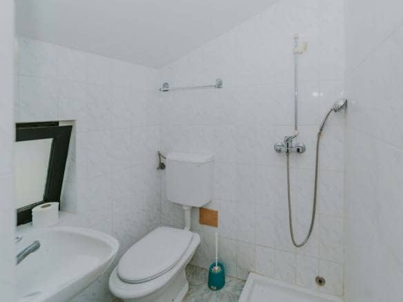 Umgebung von Umag | Ein Komplex mit einem Geschäftshaus und einem Mehrfamilienhaus