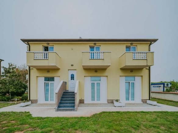Umgebung von Umag | Ein Komplex mit einem Geschäftshaus und einem Mehrfamilienhaus