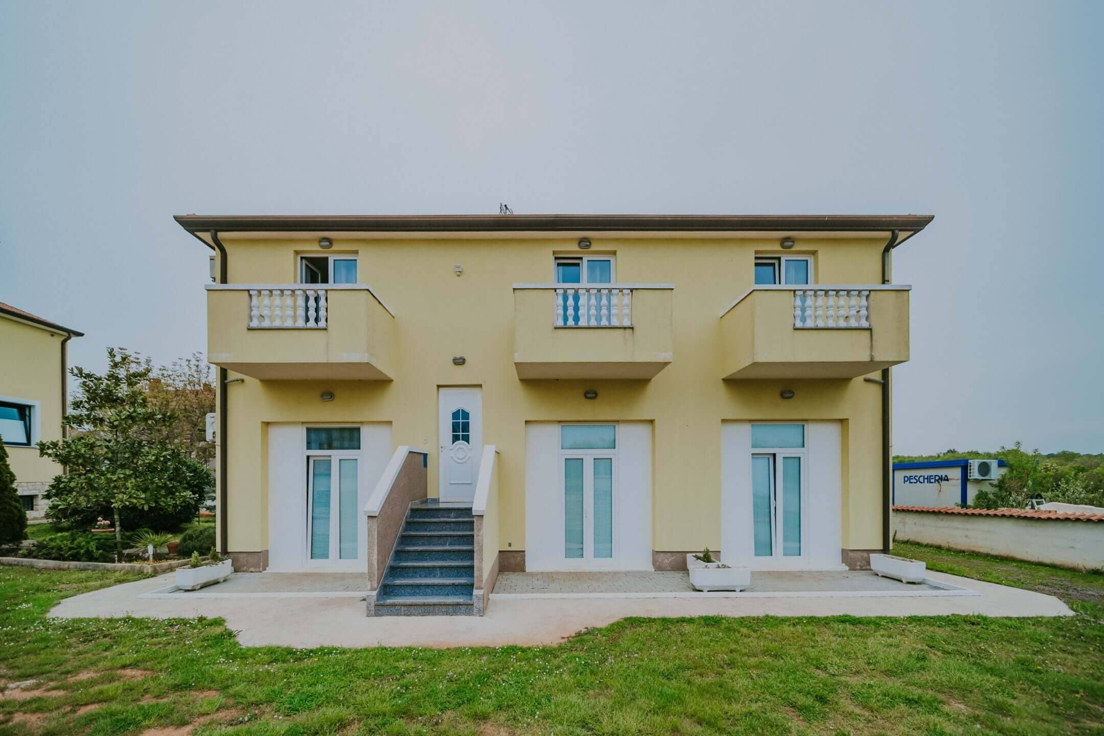Umgebung von Umag | Ein Komplex mit einem Geschäftshaus und einem Mehrfamilienhaus