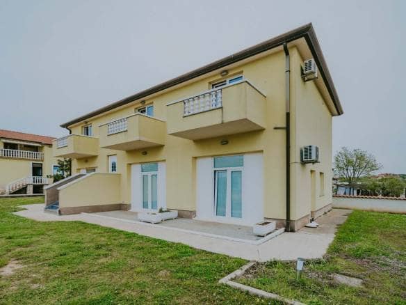 Umgebung von Umag | Ein Komplex mit einem Geschäftshaus und einem Mehrfamilienhaus