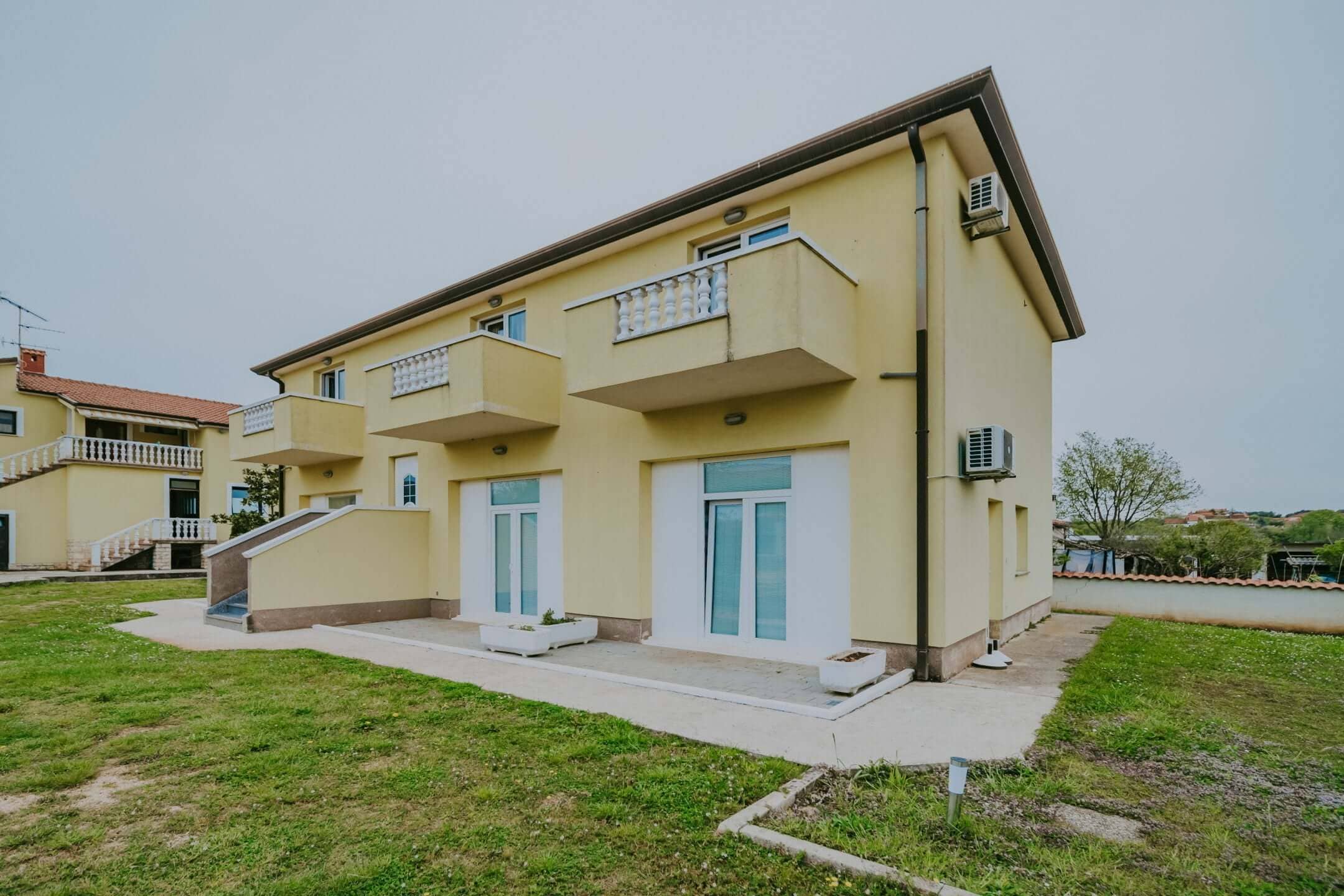 Umgebung von Umag | Ein Komplex mit einem Geschäftshaus und einem Mehrfamilienhaus