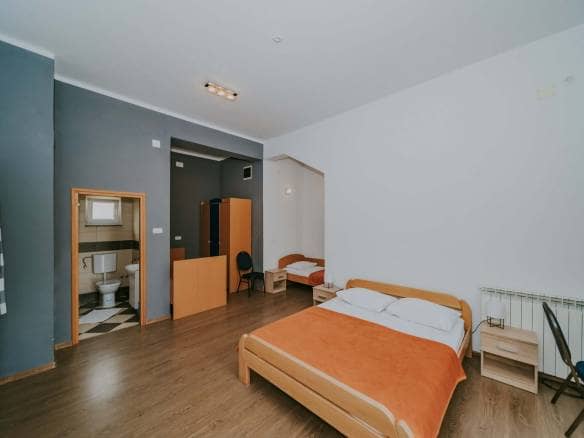 Umgebung von Umag | Ein Komplex mit einem Geschäftshaus und einem Mehrfamilienhaus