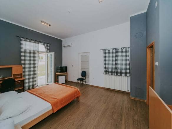 Umgebung von Umag | Ein Komplex mit einem Geschäftshaus und einem Mehrfamilienhaus