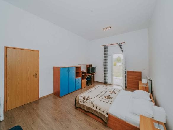 Umgebung von Umag | Ein Komplex mit einem Geschäftshaus und einem Mehrfamilienhaus