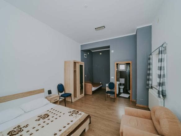Umgebung von Umag | Ein Komplex mit einem Geschäftshaus und einem Mehrfamilienhaus