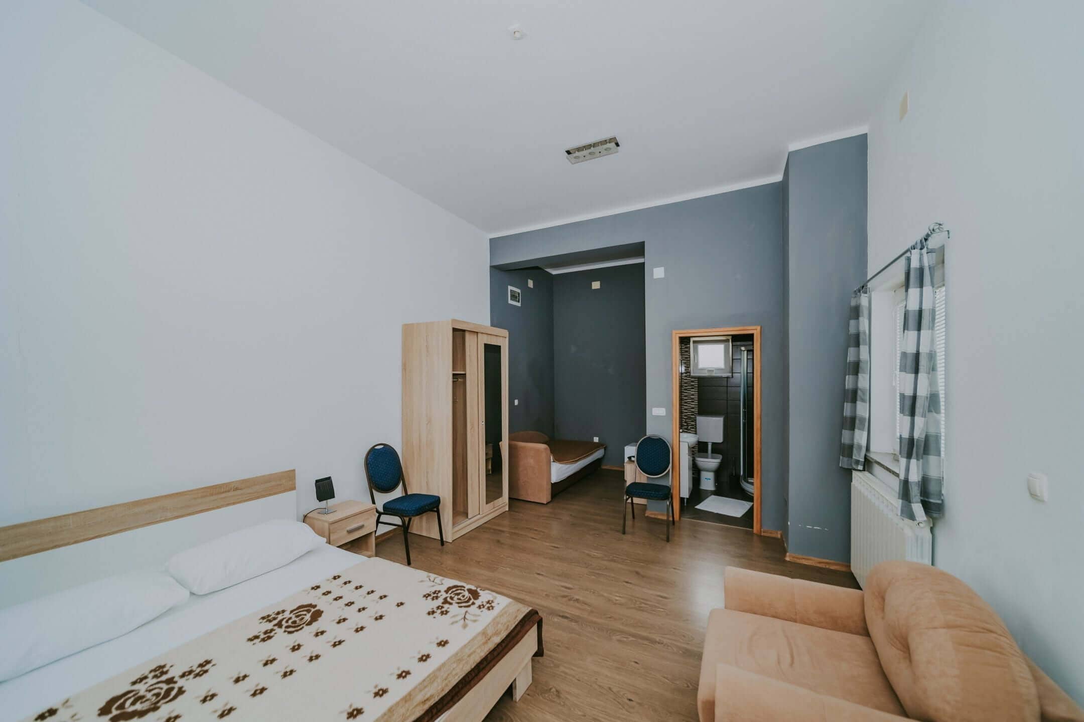 Umgebung von Umag | Ein Komplex mit einem Geschäftshaus und einem Mehrfamilienhaus