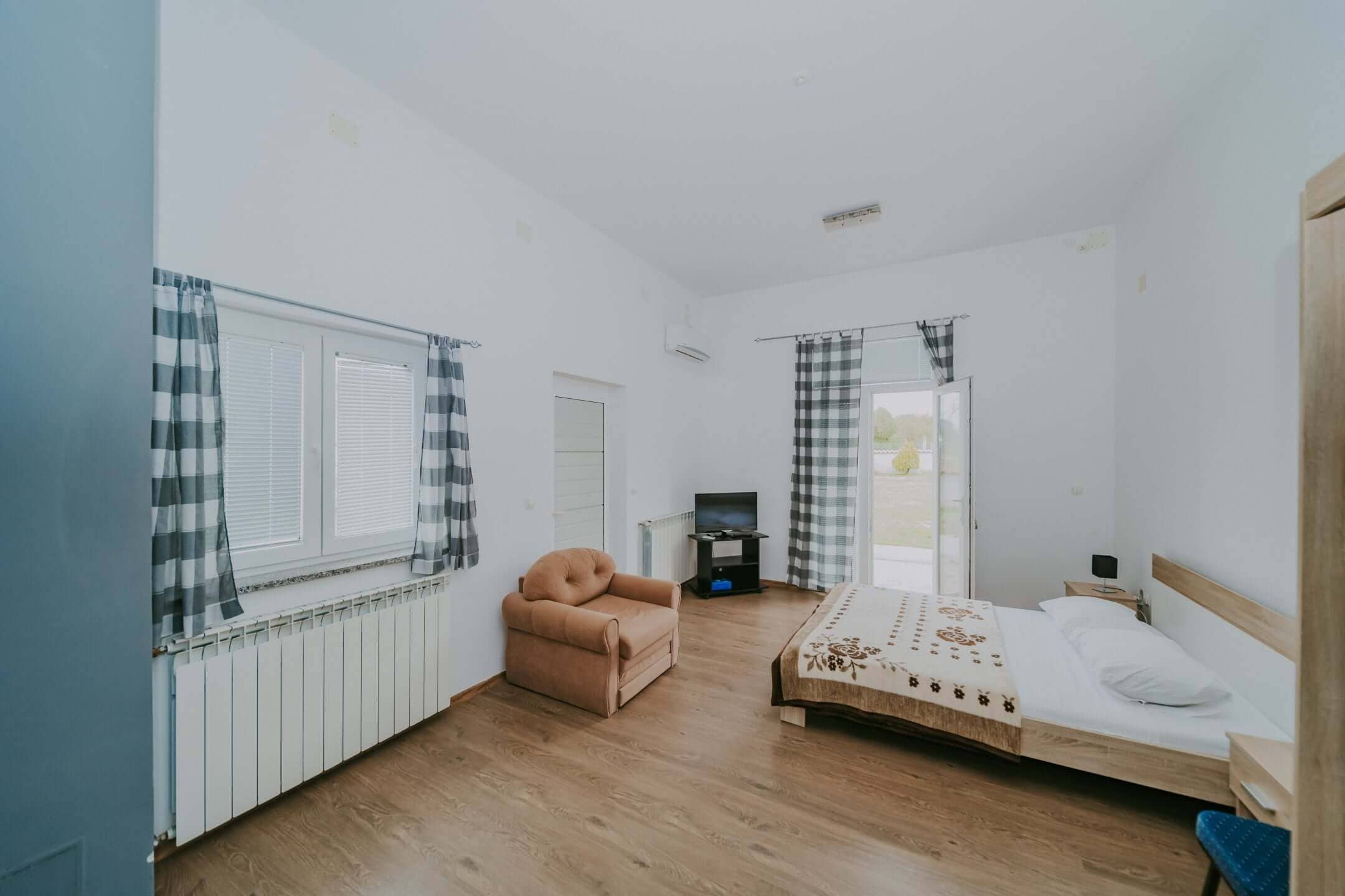Umgebung von Umag | Ein Komplex mit einem Geschäftshaus und einem Mehrfamilienhaus