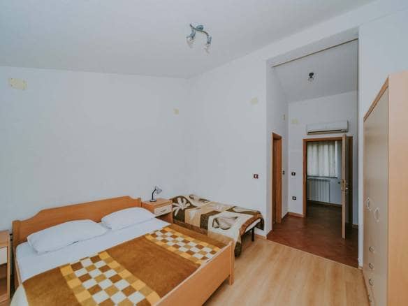 Umgebung von Umag | Ein Komplex mit einem Geschäftshaus und einem Mehrfamilienhaus