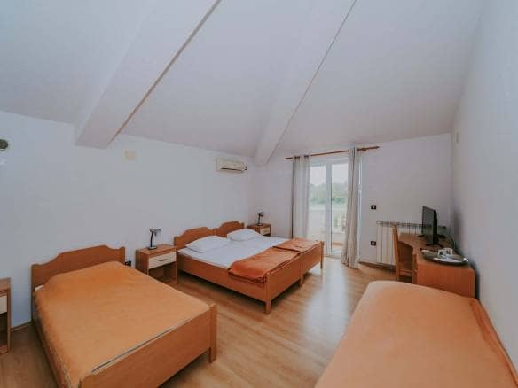 Umgebung von Umag | Ein Komplex mit einem Geschäftshaus und einem Mehrfamilienhaus