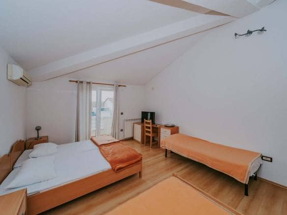 Umgebung von Umag | Ein Komplex mit einem Geschäftshaus und einem Mehrfamilienhaus