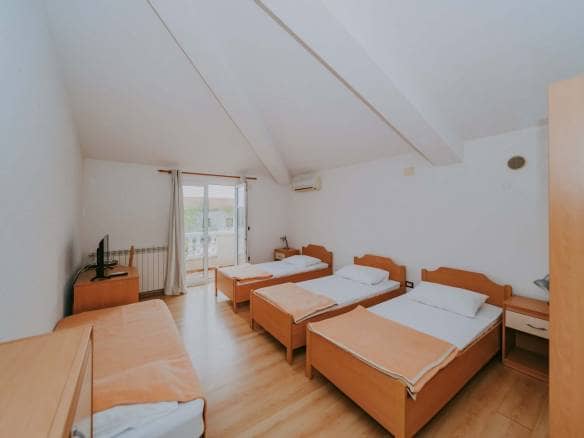 Umgebung von Umag | Ein Komplex mit einem Geschäftshaus und einem Mehrfamilienhaus