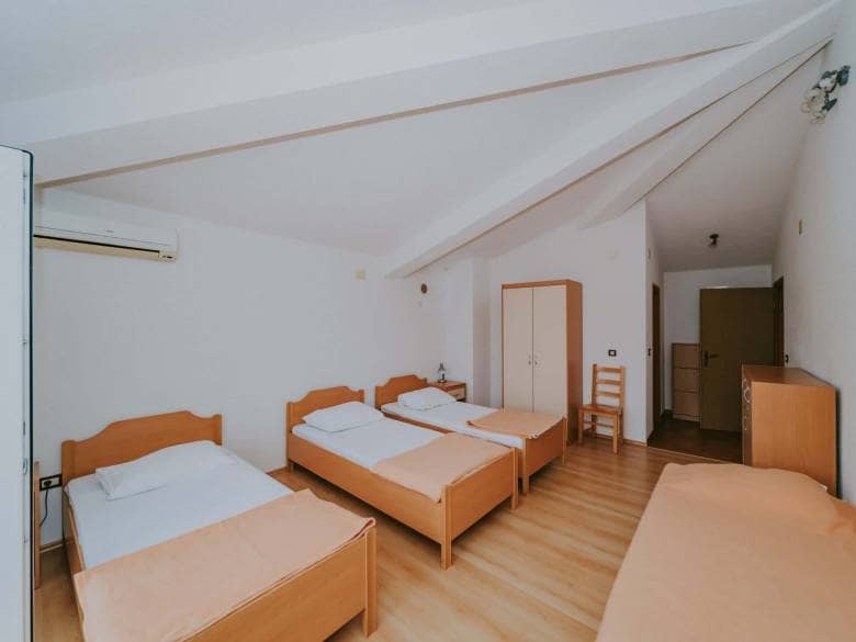 Umgebung von Umag | Ein Komplex mit einem Geschäftshaus und einem Mehrfamilienhaus