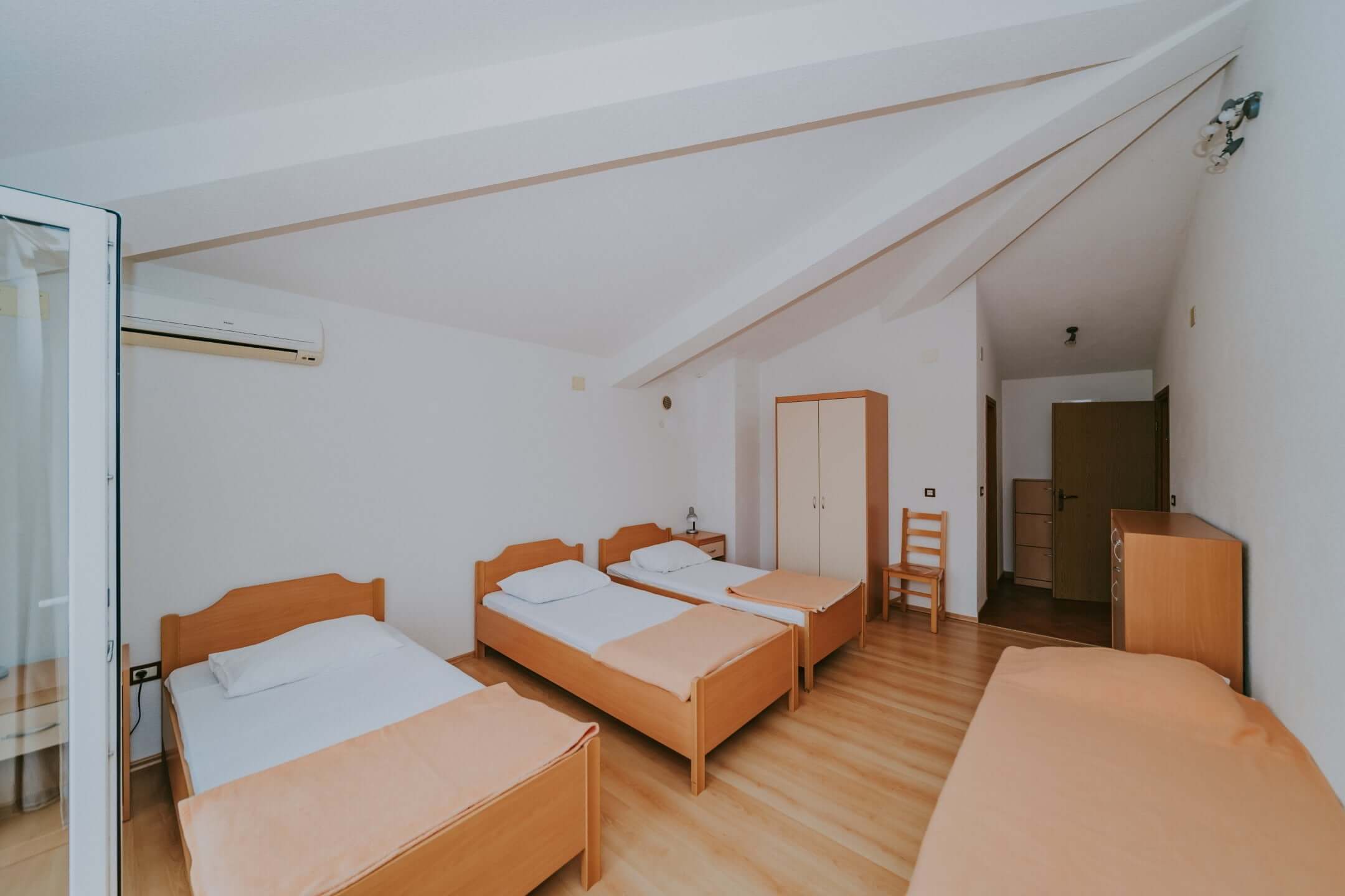 Umgebung von Umag | Ein Komplex mit einem Geschäftshaus und einem Mehrfamilienhaus